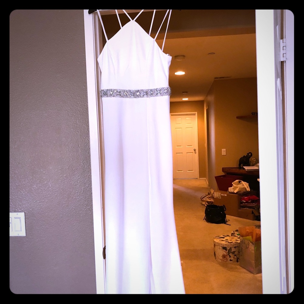 White gown - Picture 3 of 10